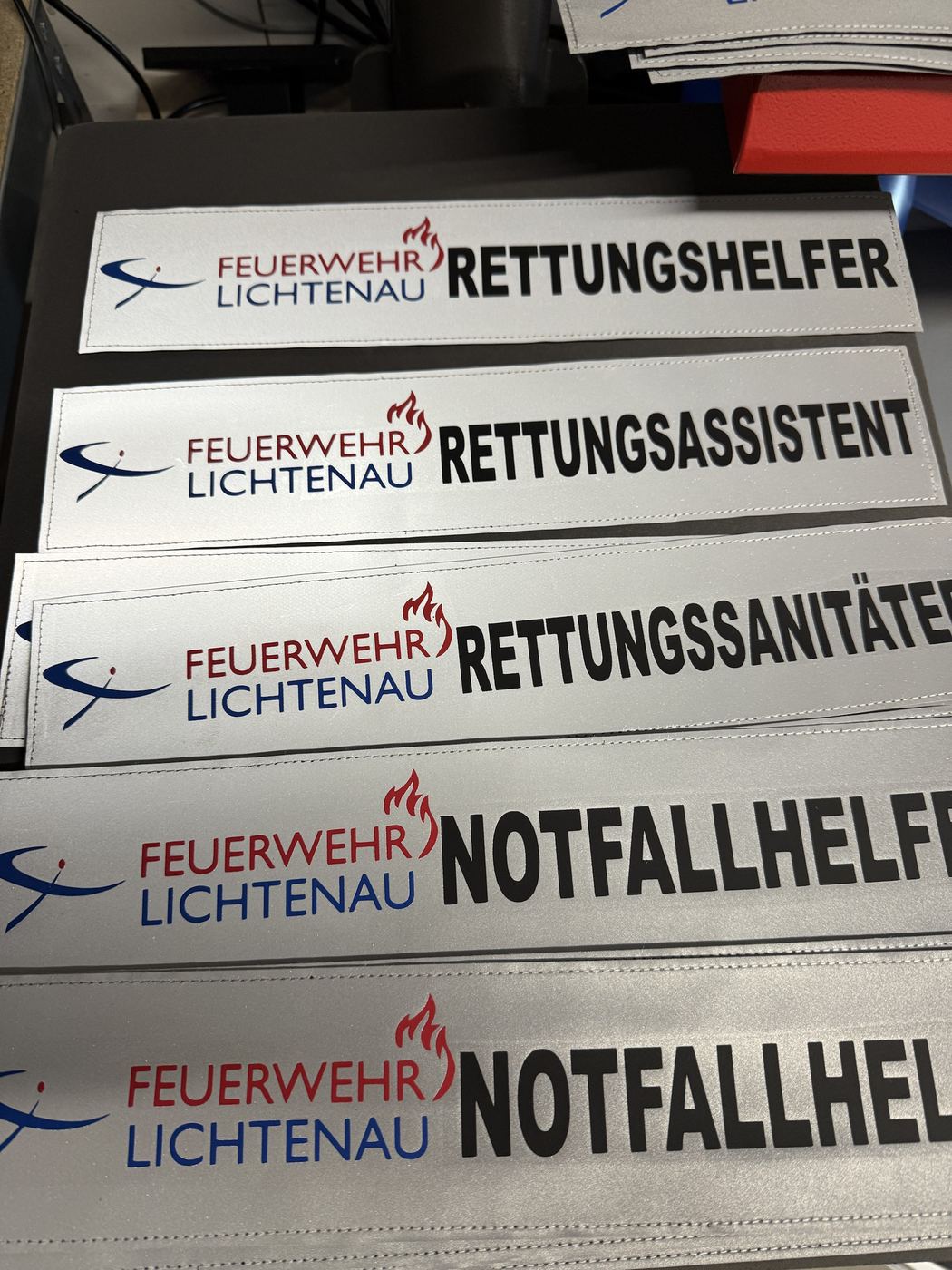 DTF-Transfer · Mehrfarbige Rückenschilder für eine Feuerwehr