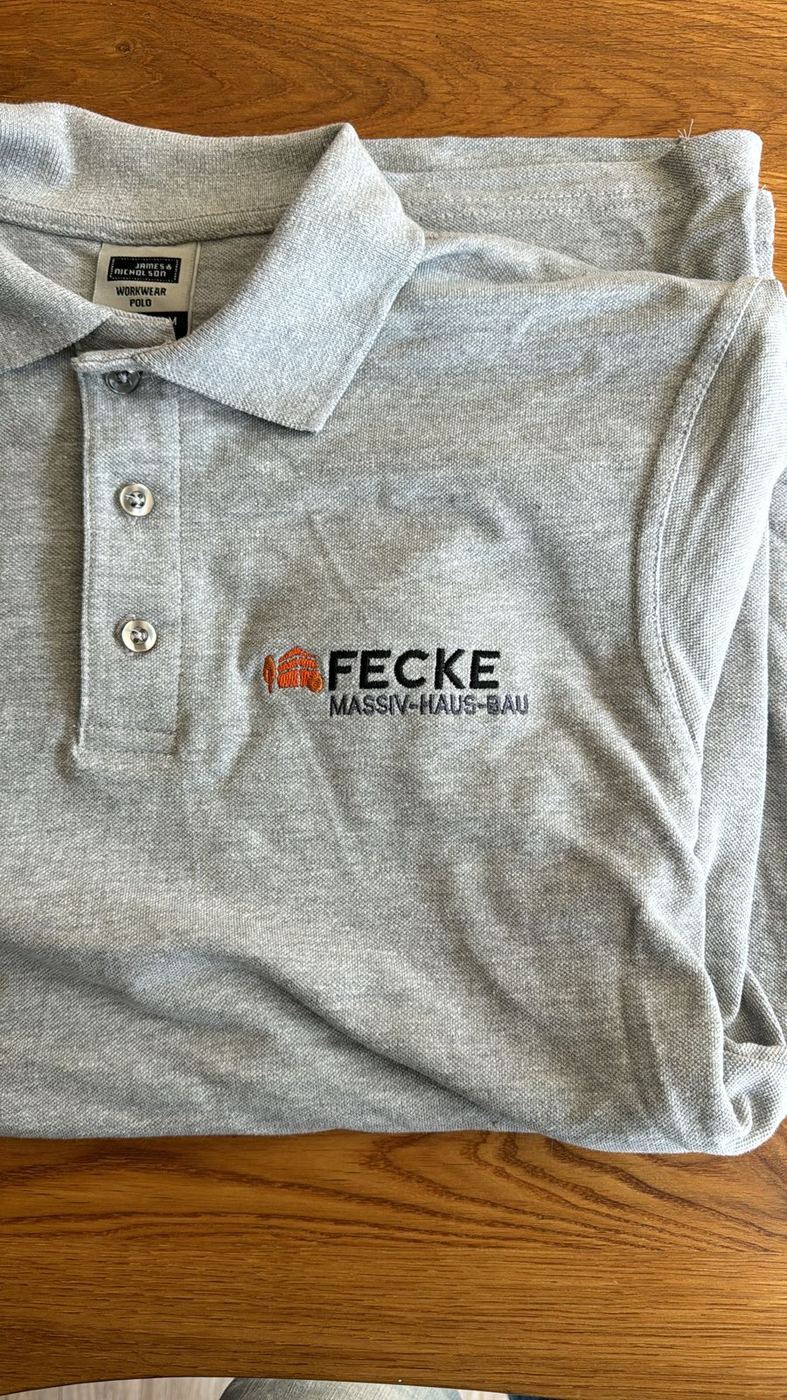 Stickerei · Firmenlogo auf Poloshirt
