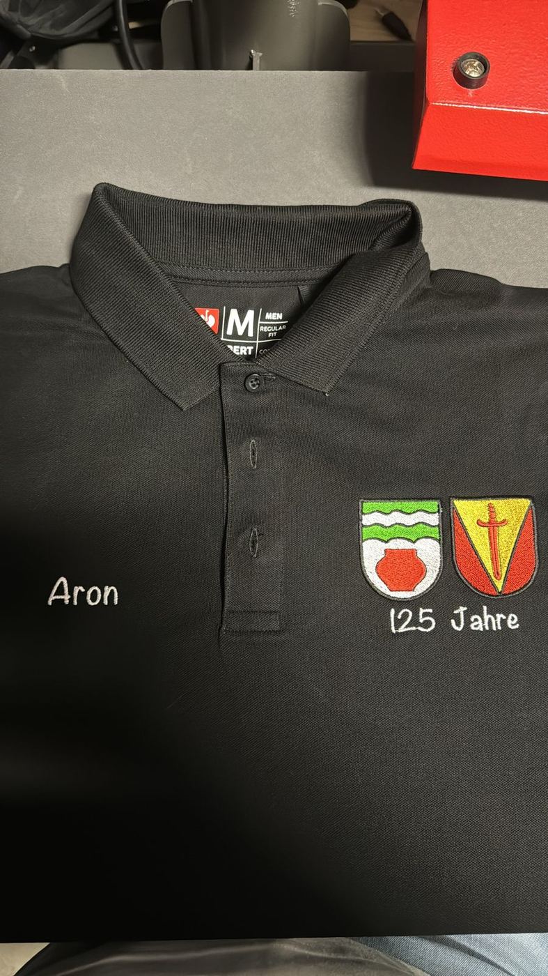 Stickerei · Wappen und Name auf Poloshirt