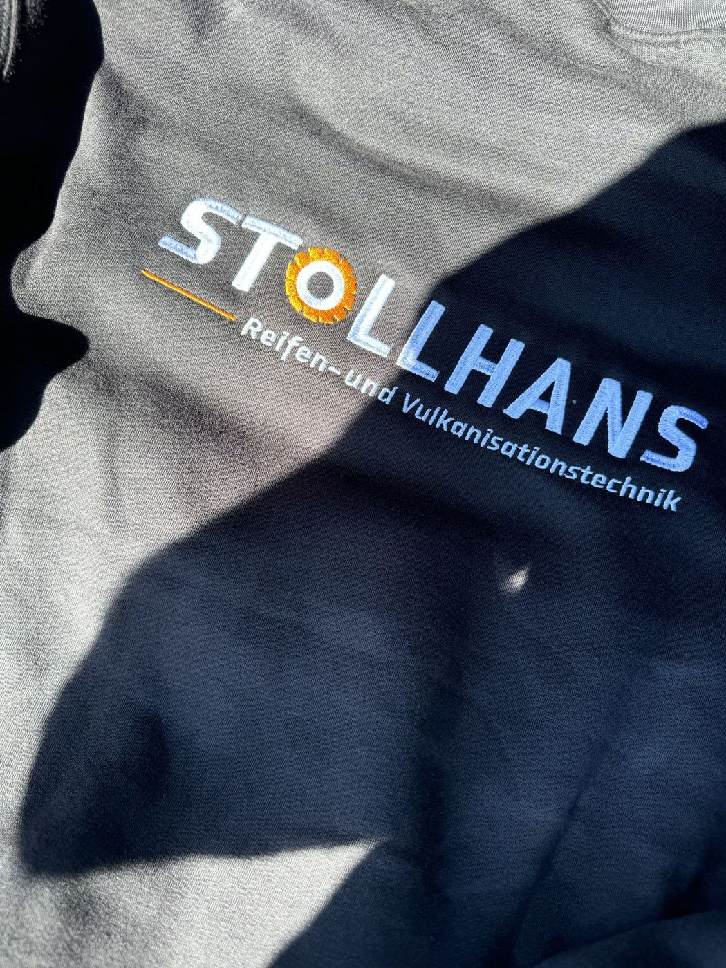 Stickerei · Mehrfarbiges Logo auf Pullover