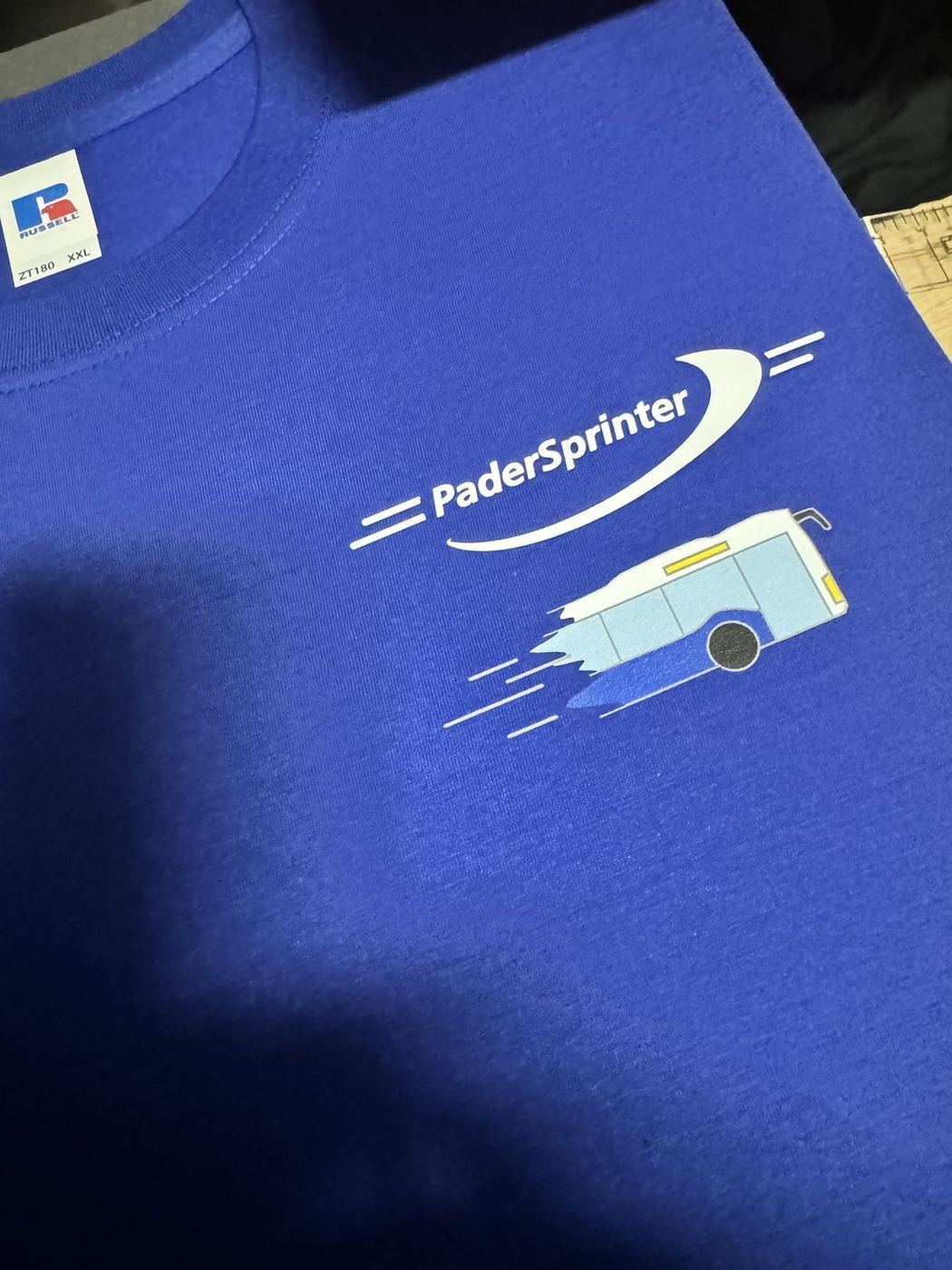 DTF-Transfer · Mehrfarbiges Logo auf T-Shirt