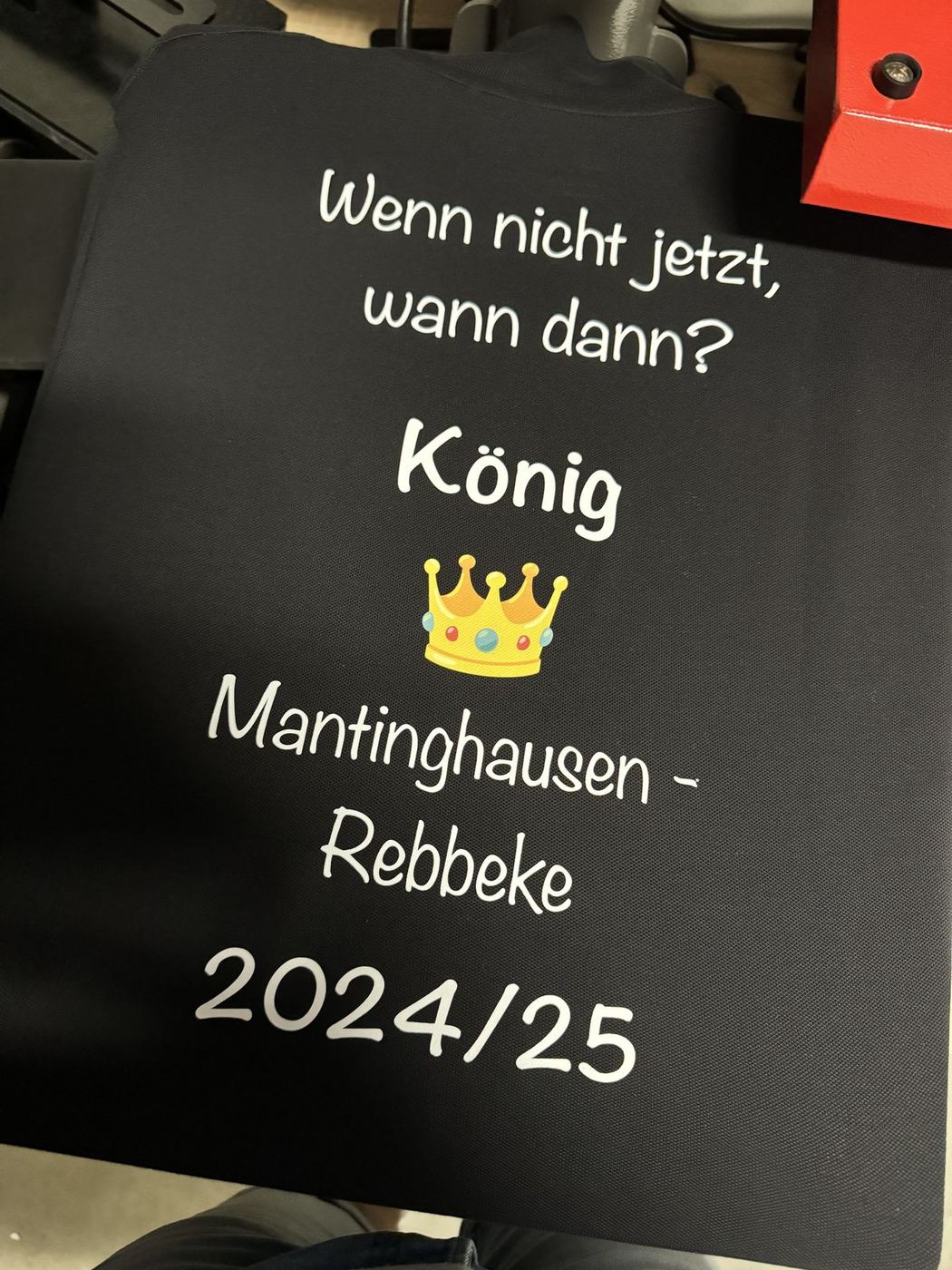 DTF-Transfer · Motiv mit Krone auf Shirt