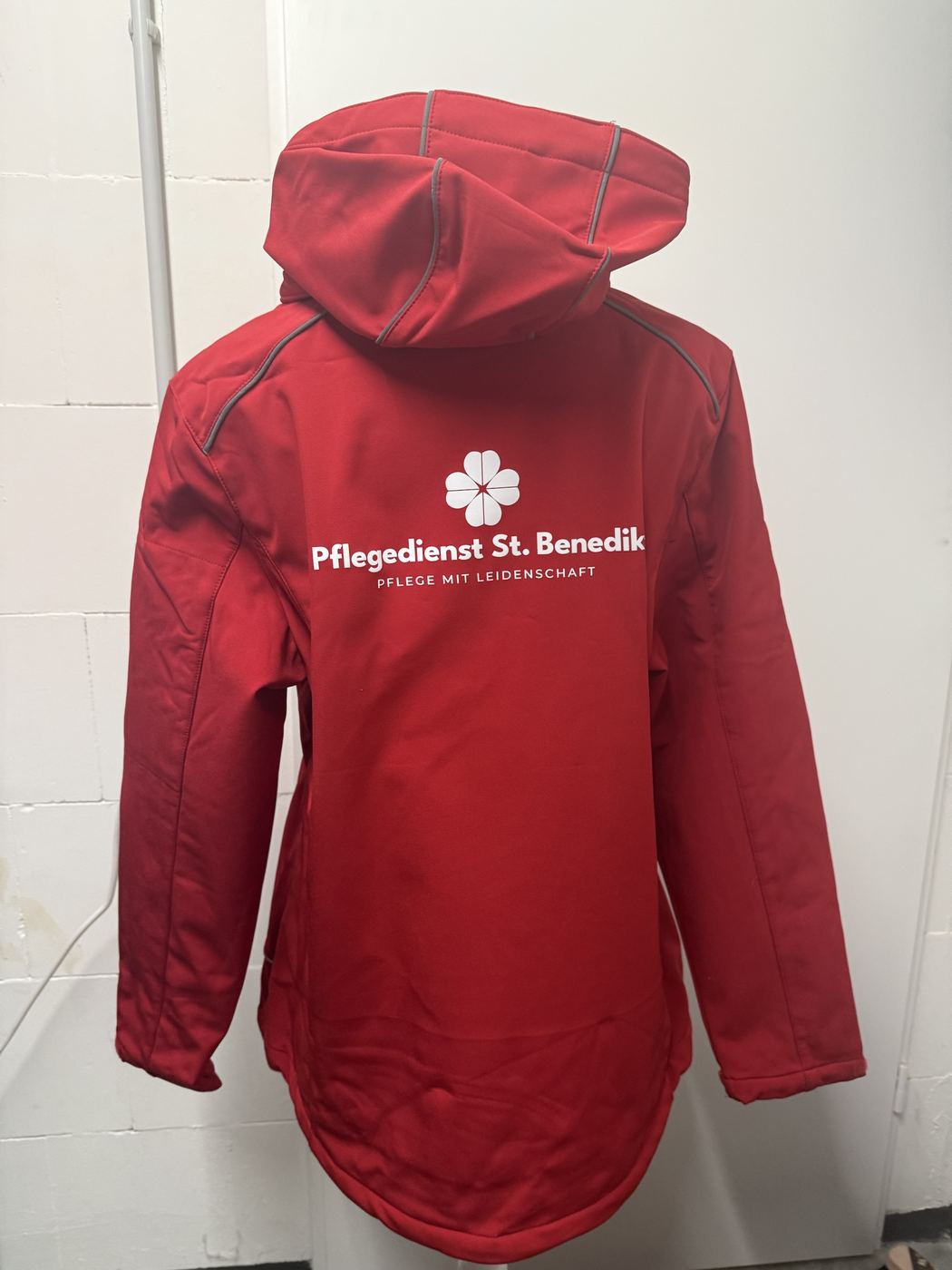 Flexdruck · Logo auf dem Rücken einer Softshelljacke