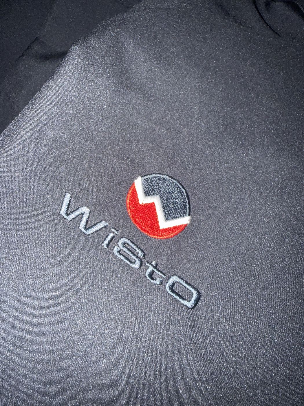 Stickerei · Mehrfarbiges Logo auf Softshelljacke